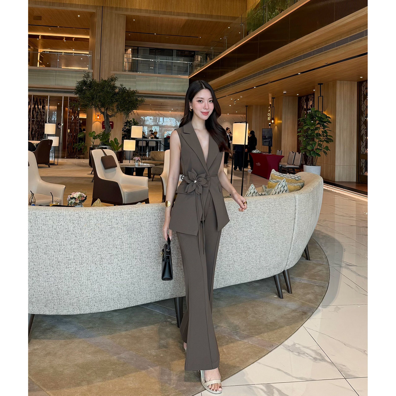 kudapy เซ็ทแขนกุดมาพร้อมกับกางเกงขายาว มีซับในทั้งตัว เสื้อแขนกุดปกสูท เย็บเข้ารูป กระเป๋าจริง