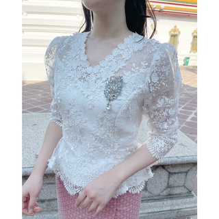 kudapy เสื้อลูกไม้สีขาว ผ้าลูกไม้ใยบวบทอปักเลื่อมทั้งตัว คอวี ซิปหลัง ทรงสวยลายดอกทอแน่น สวมใส่ออกงาน ใส่ทำบุญ**เฉพาะเสื้อ**