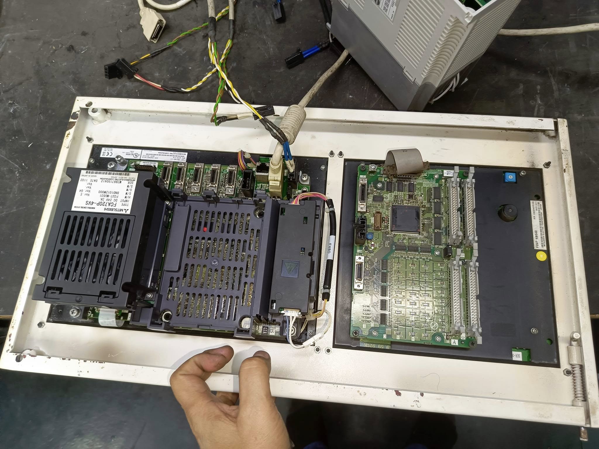 ซ่อม MITSUBISHI CNC CONTROLLER ตัวนี้จอใหญ่ใส่เครื่อง HARDFORT CNC