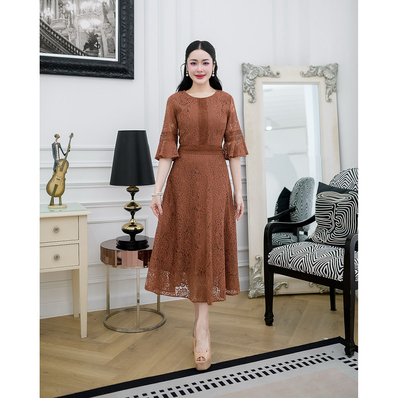 kudapy เดรสยาวสีกรม/สีน้ำตาล ผ้าลูกไม้ทั้งชุด แต่งคาดด้วยลูกไม้ช่วงเอว และแขนแต่งระบาย