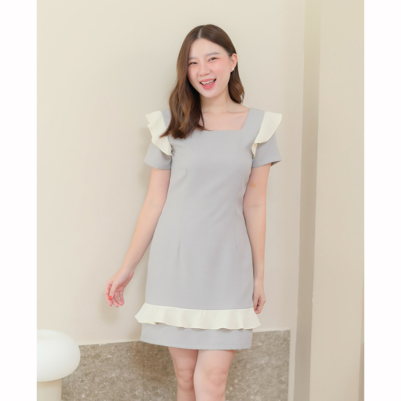 kudapy เดรสสั้นสีชมพู/สีเทาเข้ม/สีเทาอ่อน คอเหลี่ยม ดีไซน์น่ารัก มีระบายที่รอบแขนและช่วงชายเดรสเพิ่มความหวาน ใส่ง่ายได้หลายโอกาส มีซับใน