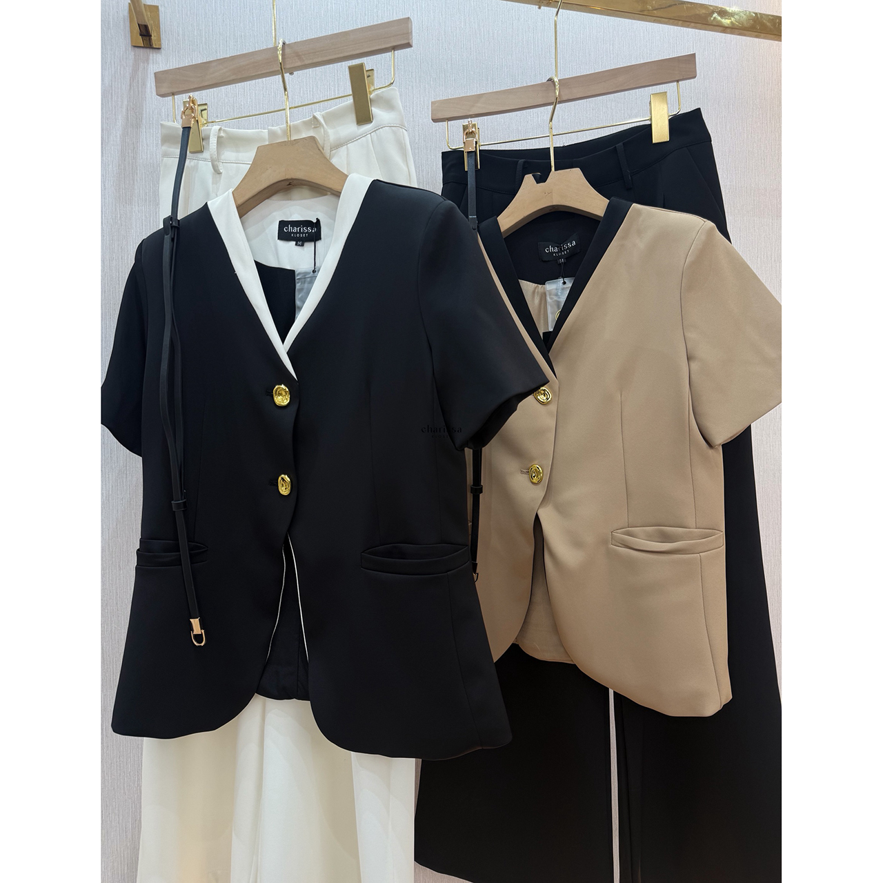 kudapy ชุดทำงานลุคเรียบหรู สไตล์มินิมอล พร้อมดีเทลคอวีเข้ารูปช่วยให้ช่วงคอดูยาวและเรียว