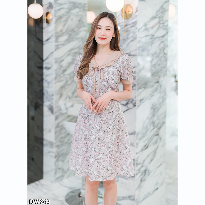 kudapy เดรสสั้นคอกลมสีฟ้า/สีดำ/สีชมพู ใส่ทำงานลายดอกปกคอบัวแขนจั๊ม ลายดอกไม้แต่งเชื่อกผูกโบด้านหน้า สวยดูดี