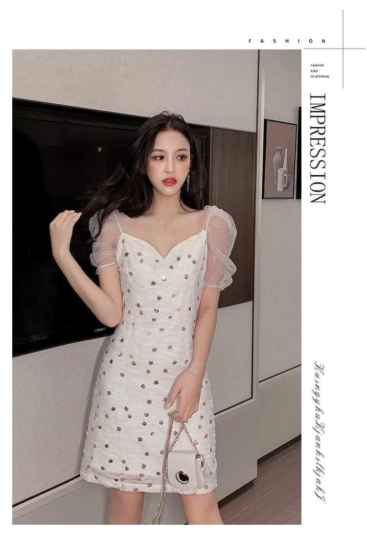 ชุดเดรสสั้นสีขาวเซ้กซี่มาก ทรงน่ารักสุดๆๆค่ะ มีสายให้ผูกเป็นโบว์ที่ด้านหลัง แต่งกริสเตอร์เพิ่มดีเทลให้ดูหรูหรา M