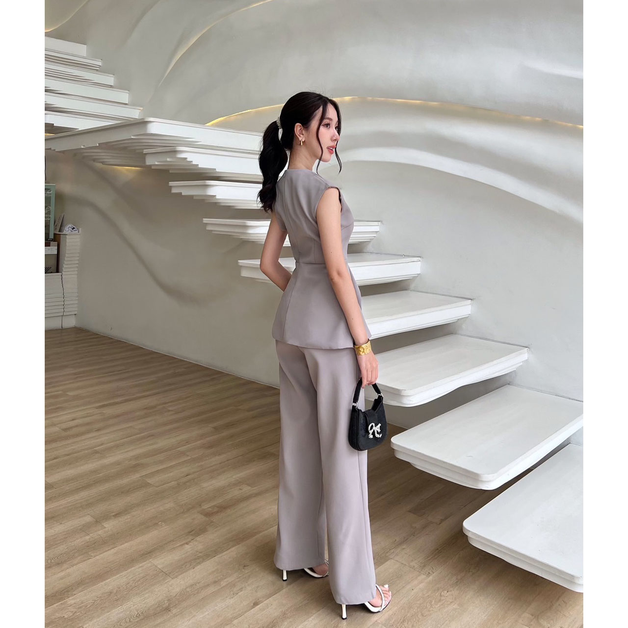 kudapy ชุดเซ็ทเสื้อแขนกุด+กางเกงขายาว ตัวเสื้อออกแบบเย็บจับจีบยาวด้านหน้า ซิปด้านหลัง มีซับในอย่างดี