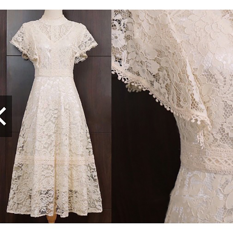 kudapy เดรสยาวสีโทนสีครีม สไตล์วินเทจ คอปิดระบายปิดต้นแขน กระโปรงทรงเอบาน ชุดเอวสูง เนื้อผ้าลูกไม้นิ่มและเงา ยืดหยุ่นได้ดี