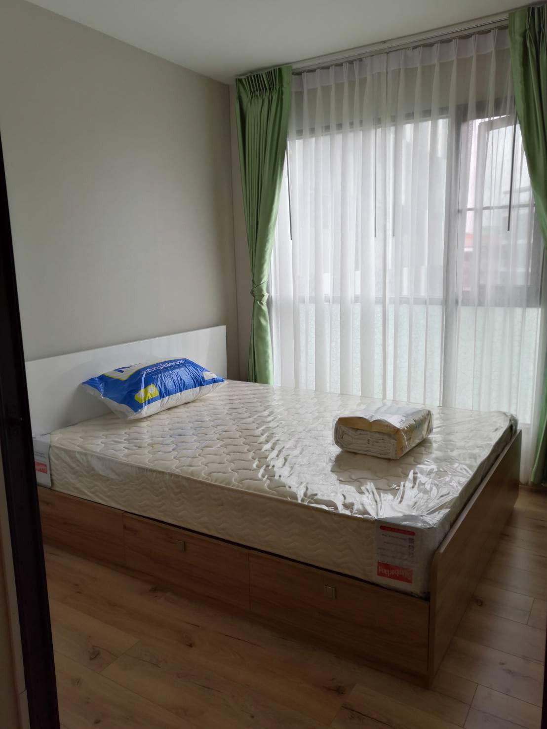 ปล่อยเช่า Brix Condominium (บริกซ์ คอนโดมิเนียม) จรัญ64 - โซนพื้นที่ MRT สิริธร 1ห้องนอน 1ห้องน้ำ 1ห้องนั่งเล่น - ขนาดห้อง 28 ตรม. ชั้น 4 - ให้เช่า 12,000 ต่อเดือน