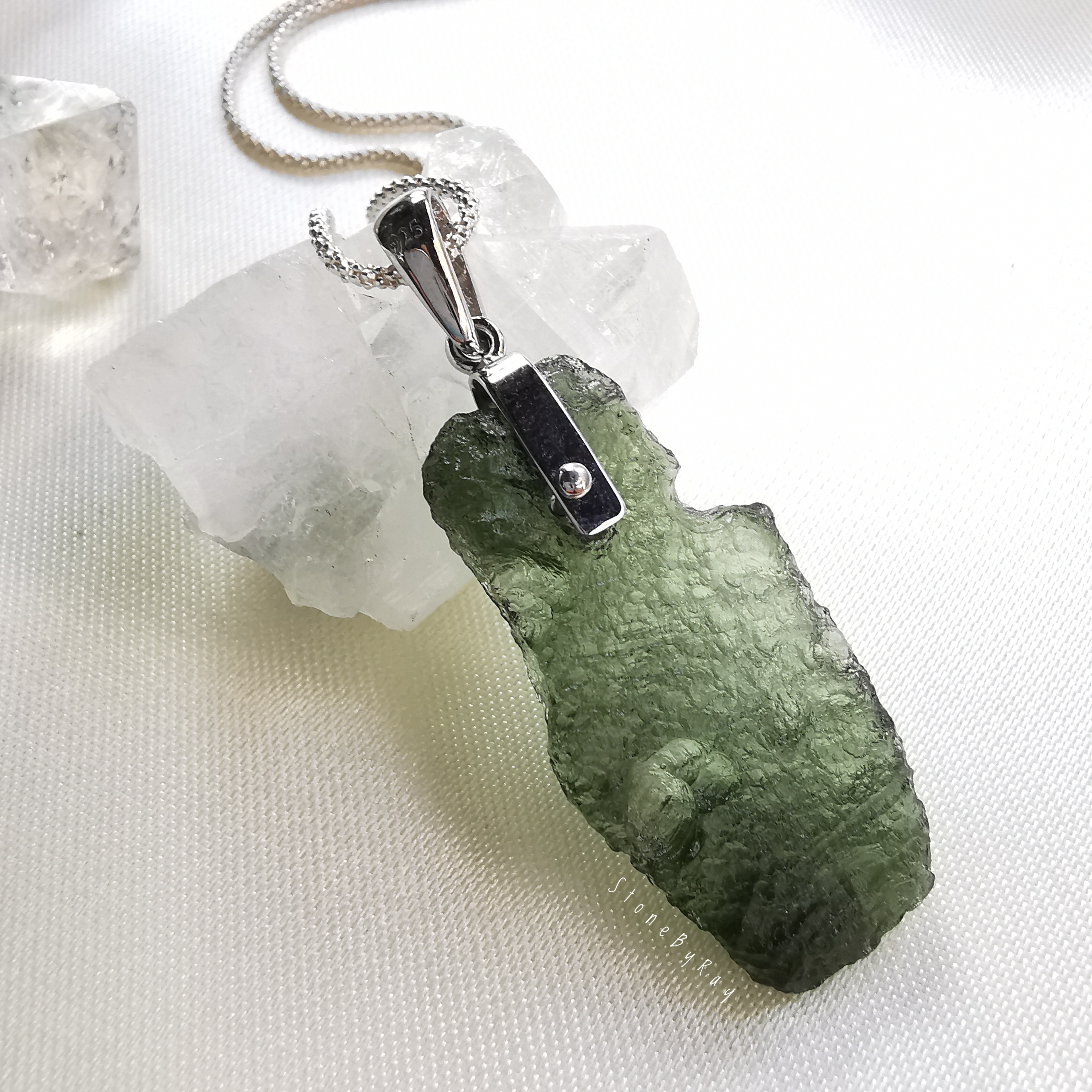 สร้อยคอเงินจี้สะเก็ดดาวโมดาไวท์(Moldavite)