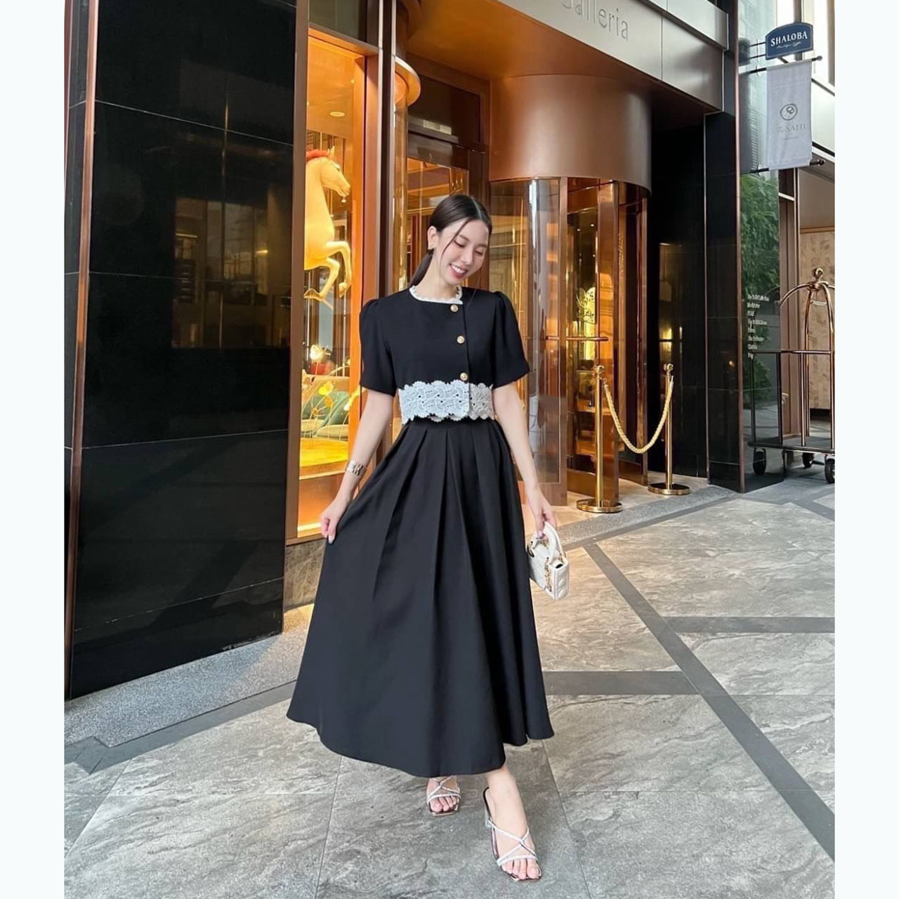 kudapy ชุดเซ็ทเสื้อครอปสีดำแต่งชายลูกไม้สีขาว แต่งกระดุมจริงสีทอง แขนสั้นทรงตุ๊กตา+กระโปรงยาวสีดำ