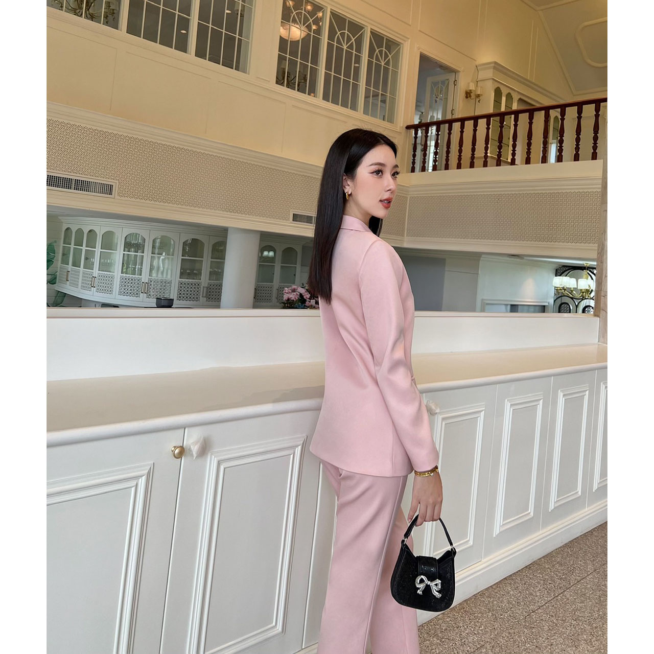 kudapy ชุดเซ็ท Blazer+กางเกง ผ้าดี เสื้อสูทมีซับในอย่างดี แต่งกระดุมผ้าเดียวกับสีชุด คู่กับกางเกงขายาวใส่สบาย