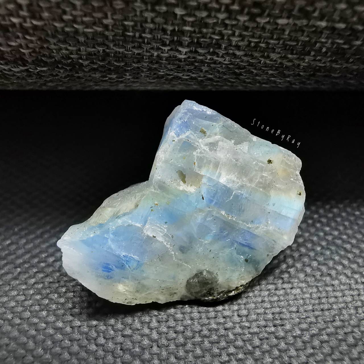 หินเรนโบว์มูนสโตนก้อนธรรมชาติ Rainbow Moonstone