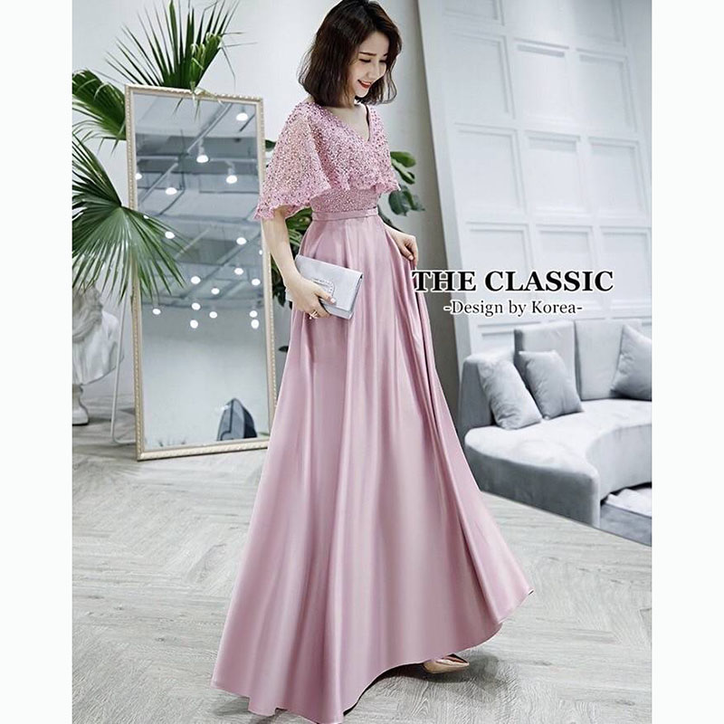 kudapy เดรสยาว อกหมุดมุกสีชมพู ช่วงบนใช้ผ้างานปัก แต่งขอบลูกไม้ ตอกหมุดมุกสีชมพู แต่งเพชรชมพู ช่วงล่างยาวบานพริ้ว