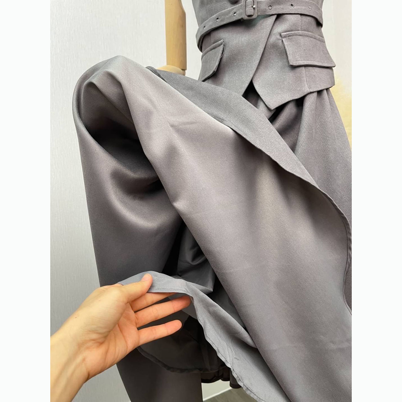 kudapy เซ็ทเสื้อแขนกุดทรงเข้ารูปมาพร้อมกับกระโปรงทรงยาว วเสื้อเก็บทรงเข้ารูปสวย กระดุมปั้มติดได้จริง2เม็ด แต่งกระเป๋าหลอกซ้ายขวา