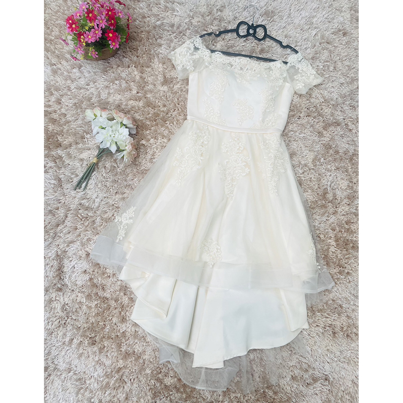 kudapy เดรสกระโปรงหน้าสั้นหลังยาวสีครีม ออกงานผ้าลูกไม้ปักสุดหรู ดีไซน์เปิดไหล่ ปิดต้นแขน