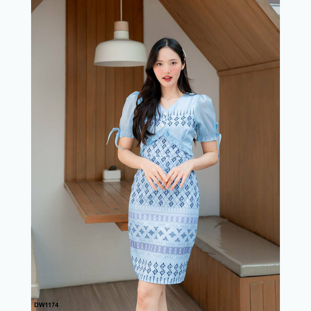 kudapy เดรสสั้นสีขาว/สีชมพู/สีฟ้า ลายไทยแต่งแขนผูกโบว์