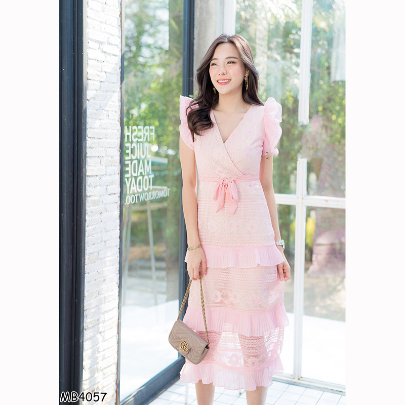 kudapy เดรสยาวสีชมพู/สีแดว ลูกไม้คอวีแขนกุดระบายกระโปรงระบาย 3 ชั้น ใส่สวยดูดีน่ารัก