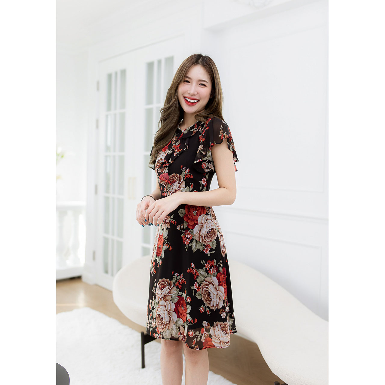 kudapy เดรสสั้นสีชมพู/สีดำ ผ้าชีฟอง ระบายรอบคอและอก มีดีเทลแต่งมุกขาวรอบคอสวยหรู ผ้าลายดอกสวยเด่นสดใส