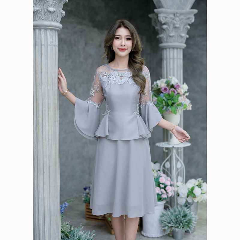 kudapy เดรสสั้นสีชมพู/สีเทา เป็นงานผ้าไหมแต่งลูกไม้ + ผ้าชิฟฟ่อนพริ้วๆ งานผสมผสาน 3 เนื้อผ้า ดีเทลมากมายตกแต่งสวยหวาน