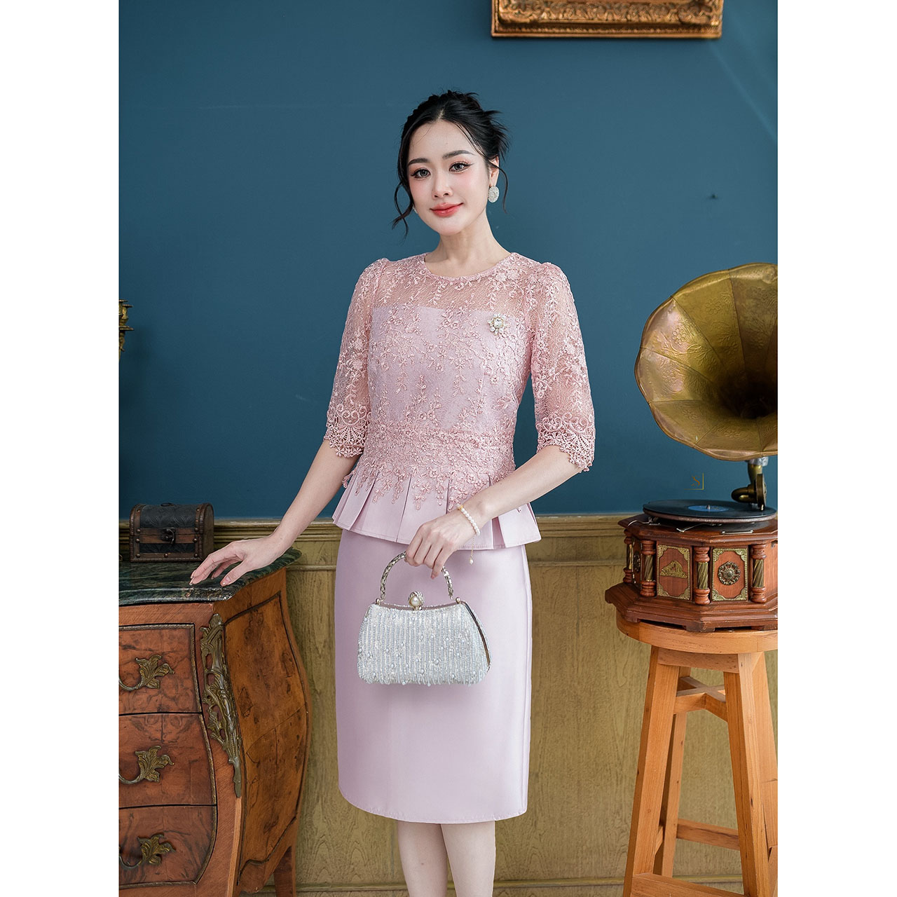 kudapy เดรสผ้าไหม ผสมผสานงานผ้าลูกไม้ใยบวบ ตัวเสื้อเป็นทรงแขนศอก อกซีทรู งานจับจีบทวิสรอบเอวแต่งด้วยลูกไม้ชิ้นเล็ก