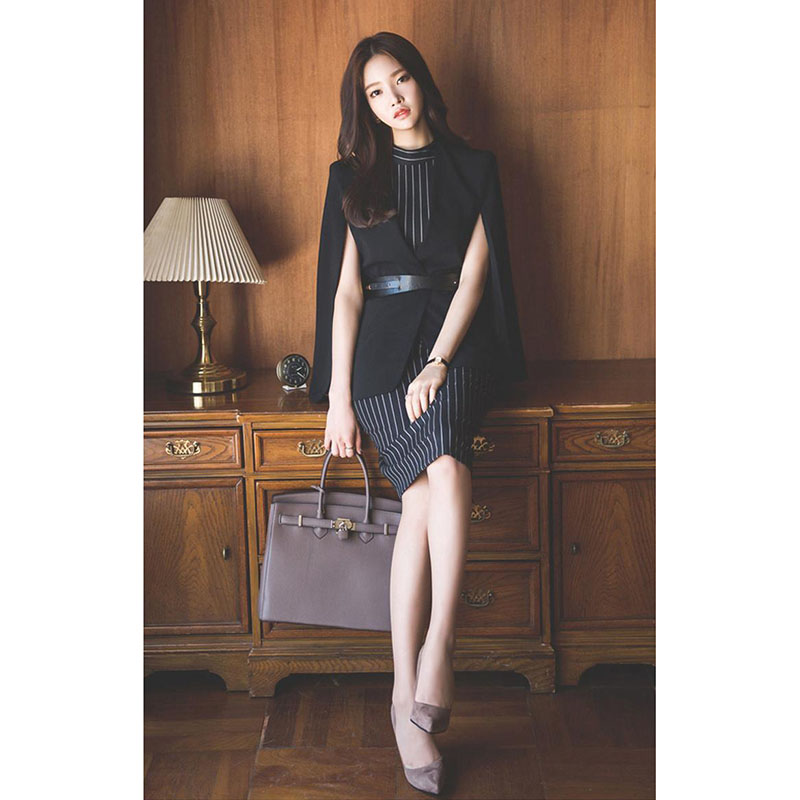 kudapy เดรสทำงานทรงตรงเข้ารูป สีดำลายเส้น แขนกุดคอกลม มีซิปหลัง กระโปรงผ่าหลัง