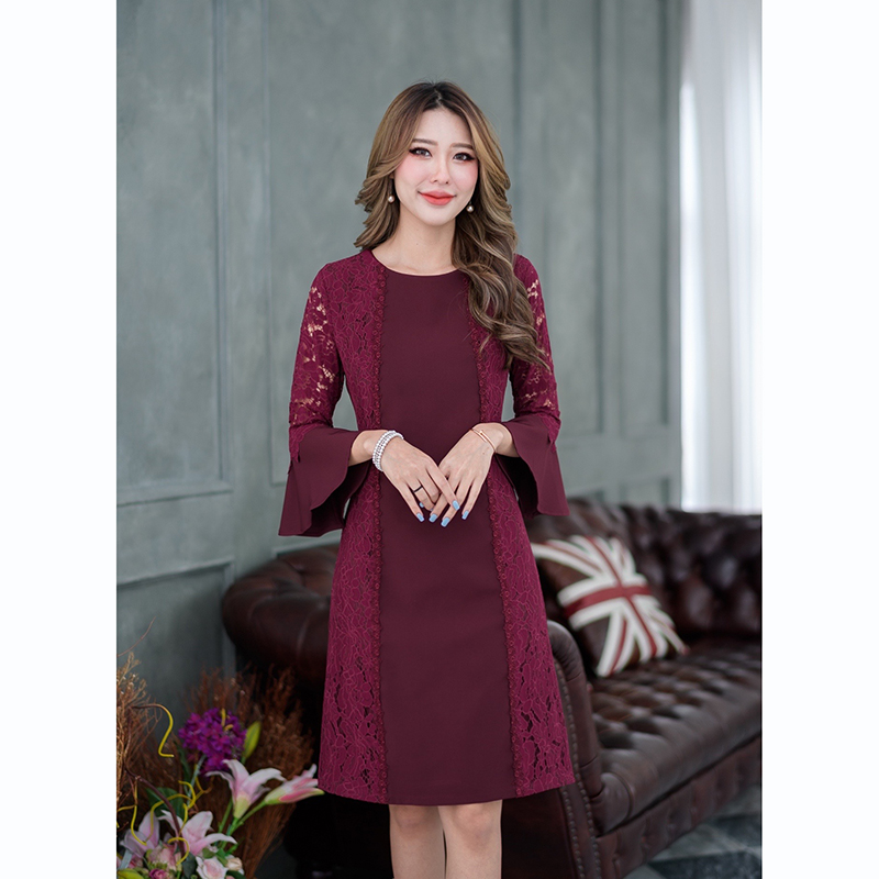 kudapy เดรสสั้นสีน้ำตาล/สีชมพู/สีดำ/สีเทาอมฟ้า/สีแดงเลือดหมู ดีเทลชุดนี้สวยเรียบหรูมากๆค่ะ แต่งลูกไม้ด้านข้างตัวเดรสและแต่งคาดด้วยลูกไม้เส้นลายดอกไม้จนถึงปลายกระโปรง