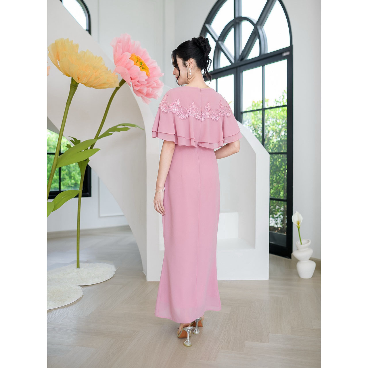 kudapy เดรสผ้าชีฟองตัวยาว งานชายหางปลาเล็กๆไม่บานมาก ดีไซน์คลุมไหล่ถึงสองชั้น แต่งลูกไม้รอบตัวเป็นงานลูกไม้คอร์ดแต่งเลื่อม