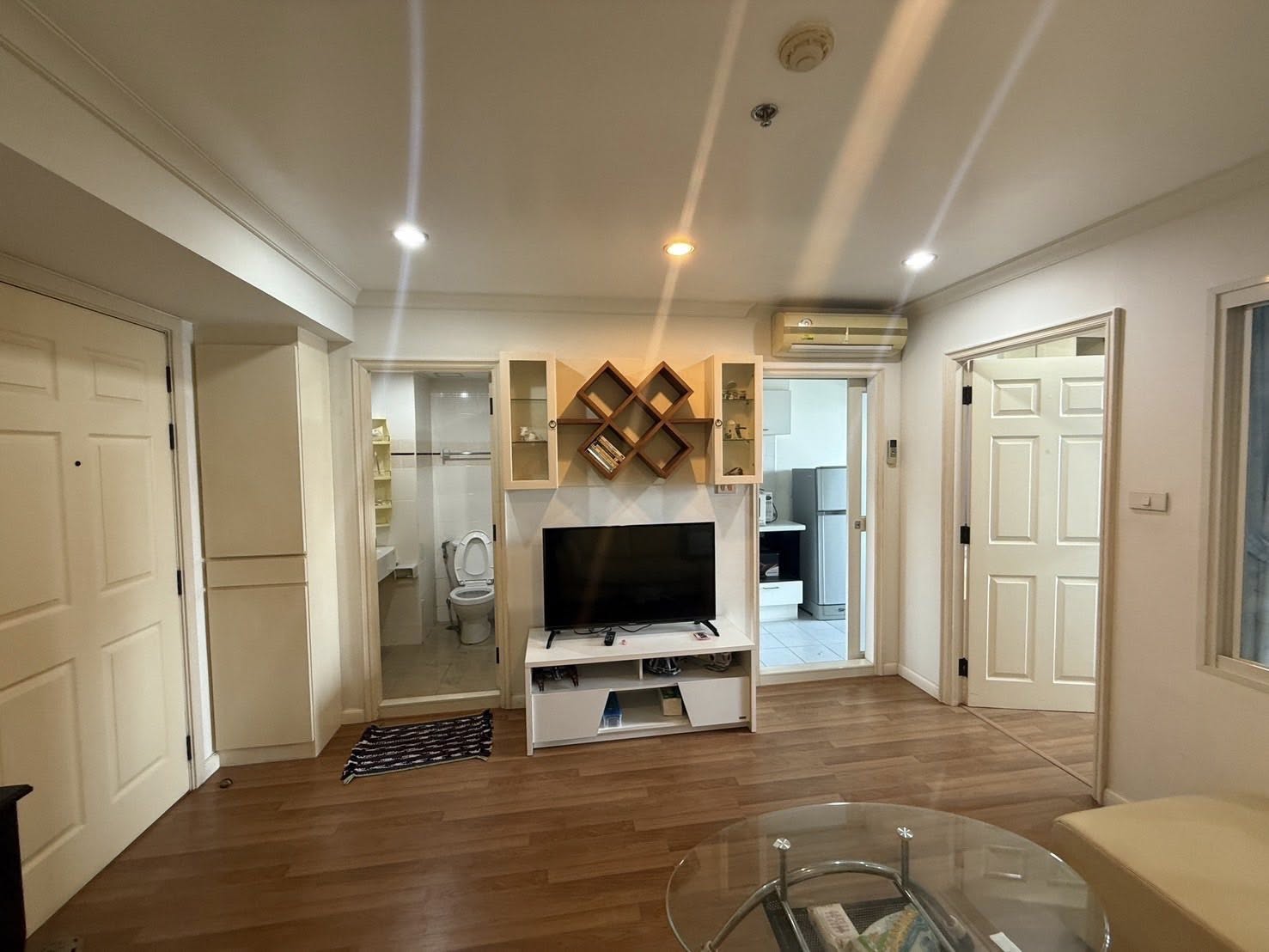 ให้เช่าคอนโด Lumpini Place Narathiwas - Chaopraya (ลุมพินี เพลส นราธิวาส - เจ้าพระยา) High Rise โซนพื้นที่ พระราม3 📍 ห้องแบบ 1ห้องนอน / 1ห้องน้ำ / โซนครัวปิด · ขนาดห้อง 41 ตรม. ชั้น 22