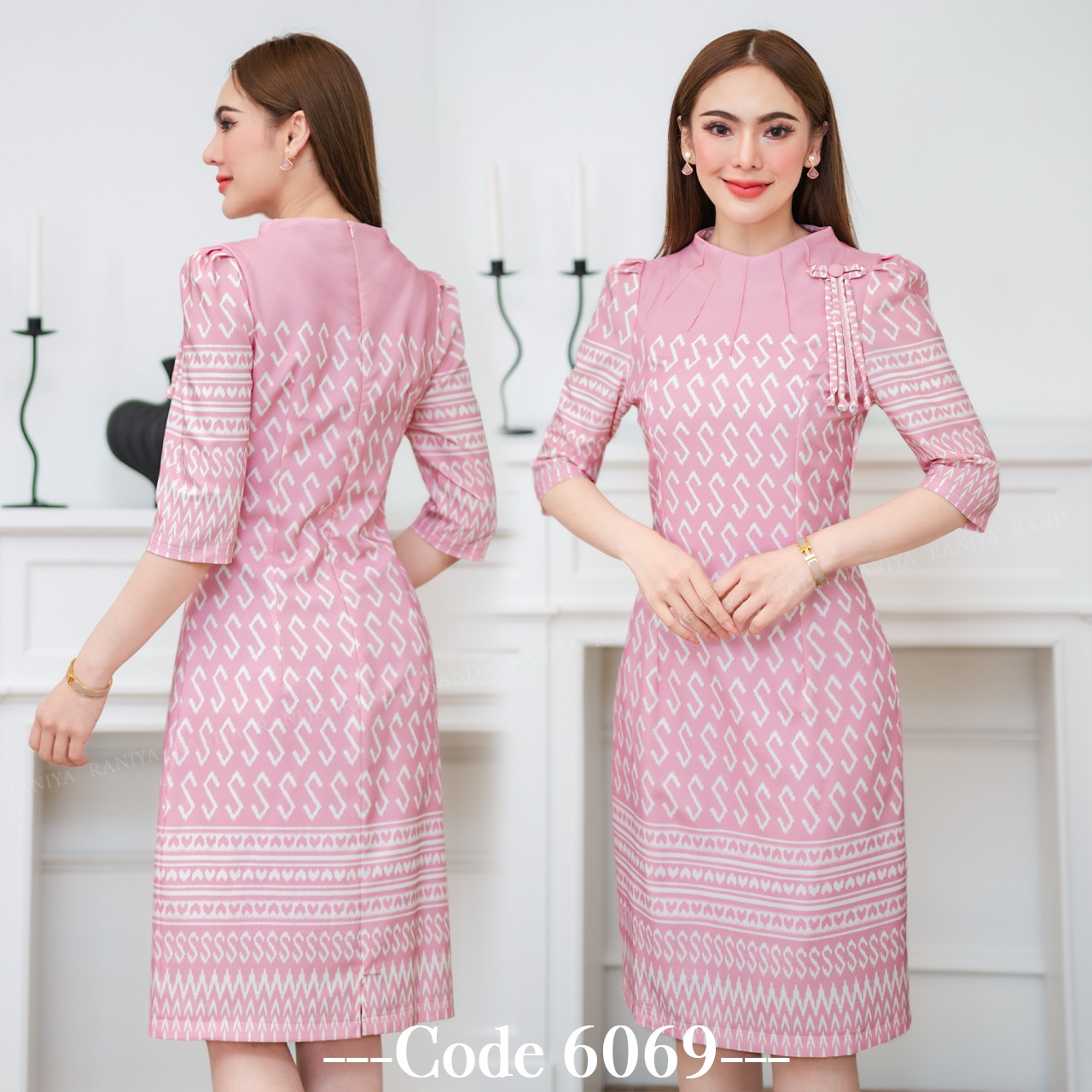 kudapy เดรสสั้นสีฟ้า /สีชมพู ผ้าโพลีเอสเตอร์งานพิมพ์ลายขอ แขนสามส่วน ตีเกร็ดด้านหน้า แต่งโบว์ มีซับในและชิปหลังใส่สบาย