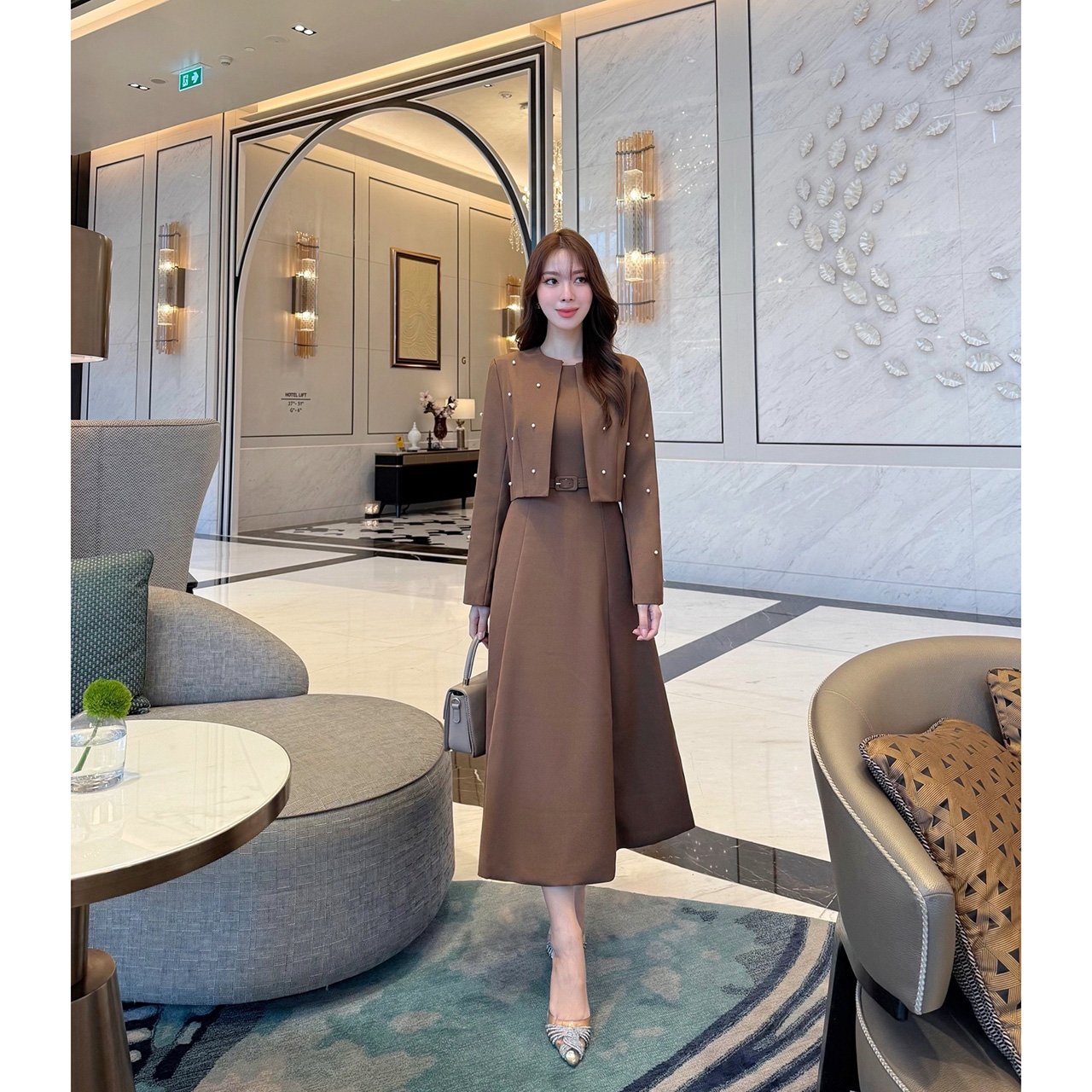 kudapy เซ็ท 3 ชิ้น เดรสออกมาให้เข้ารูปเอวสูง มีฟองน้ำในตัว ซิปด้านหลัง เสื้อครอปสวยหรูด้วยการตกแต่งไข่มุก มีตะขอติดเสื้อให้ ครอปมีรองบ่าบางๆ