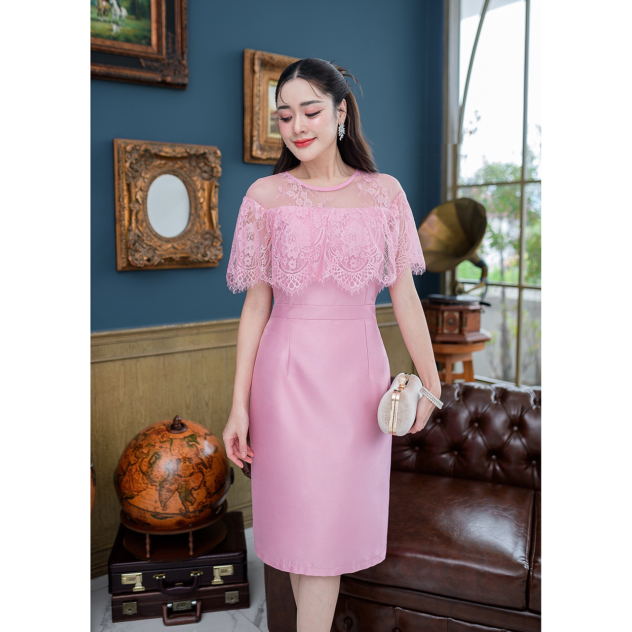 kudapy เดรสสั้นสีขาว/สีชมพุ ผ้าไหมอัดกาวทั้งชุด ดีไซน์คลุมไหล่ด้วยผ้าลูกไม้ฝรั่งเศส