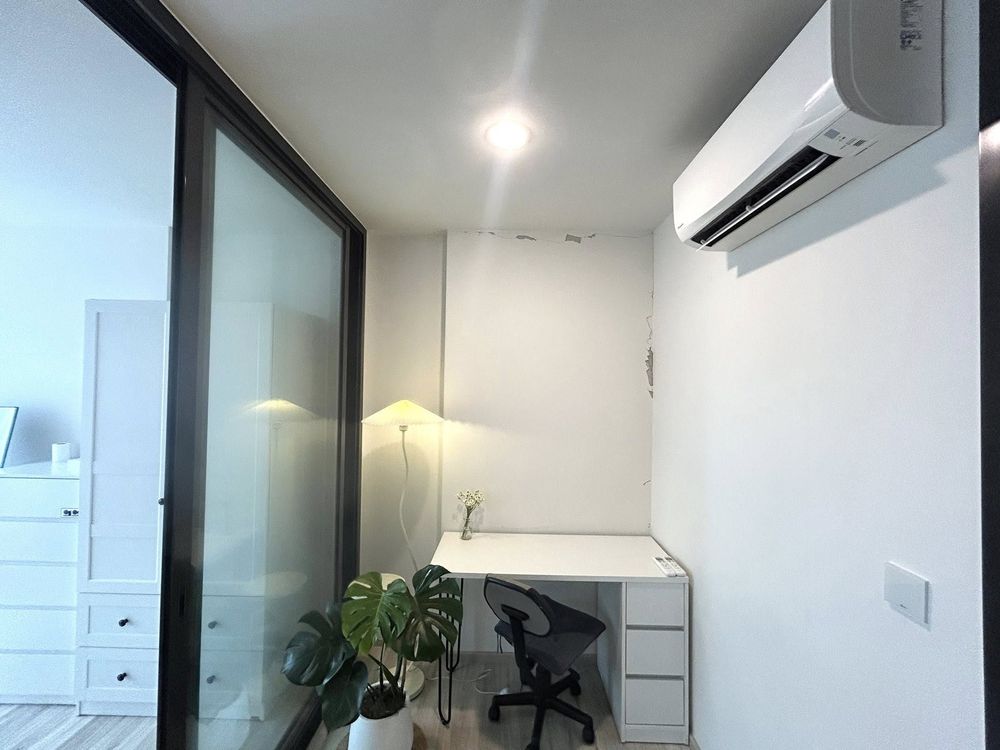 ให้เช่าห้องแบบ 1ห้องนอน 1ห้องน้ำ โซนพื้นที่ MRT ห้วยขวาง คอนโด XT Huaikhwang (เอกซ์ที ห้วยขวาง) High Rise ขนาดห้อง 28 ตรม. ชั้น 8 ตึก A