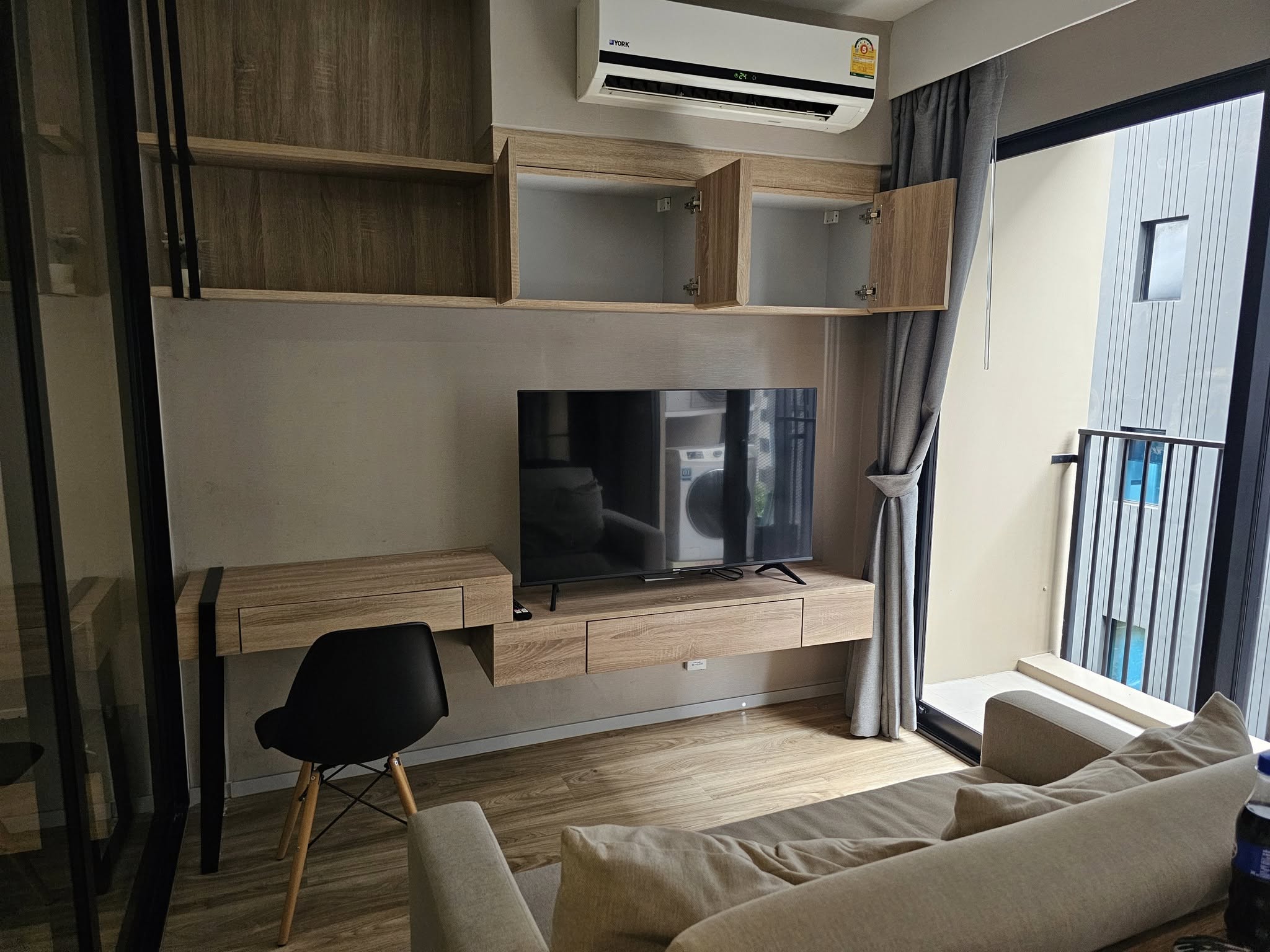 ให้เช่าคอนโด Blossom Condo @ Sathorn - Charoenrat (บลอสซั่ม คอนโด แอท สาทร - เจริญราษฎร์) Low Rise โซนพื้นที่ BTS สุรศักดิ์ ห้องแบบ 1ห้องนอน 1ห้องน้ำ ขนาดห้อง 31 ตรม. ชั้น 5 ตึก C