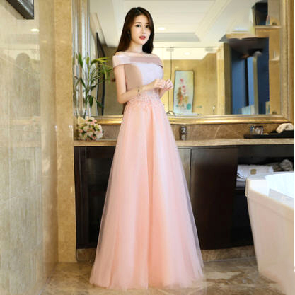 kudapy ชุดราตรียาวสีชมพูโอรส เดรสยาวใส่ออกงาน ผ้าซาตินผสมผ้าโปร่งสีชมพูหวาน เปิดไหล่ ตกแต่งผ้าลูกไม้