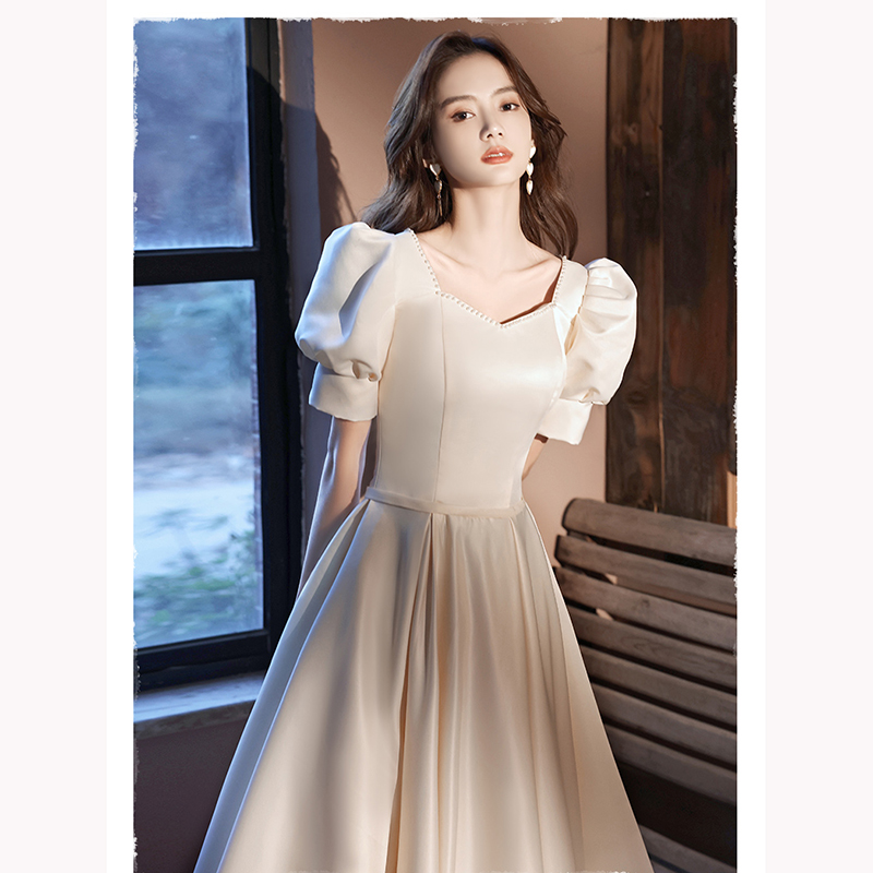 kudapy ชุดเดรสสีครีมผ้าซาติน ดีไซน์สวยแขนเสื้อทรงตุ๊กตา คอเหลี่ยม แต่งคอเสื้อด้วยมุกสีขาวครีมเม็ดเล็กๆ