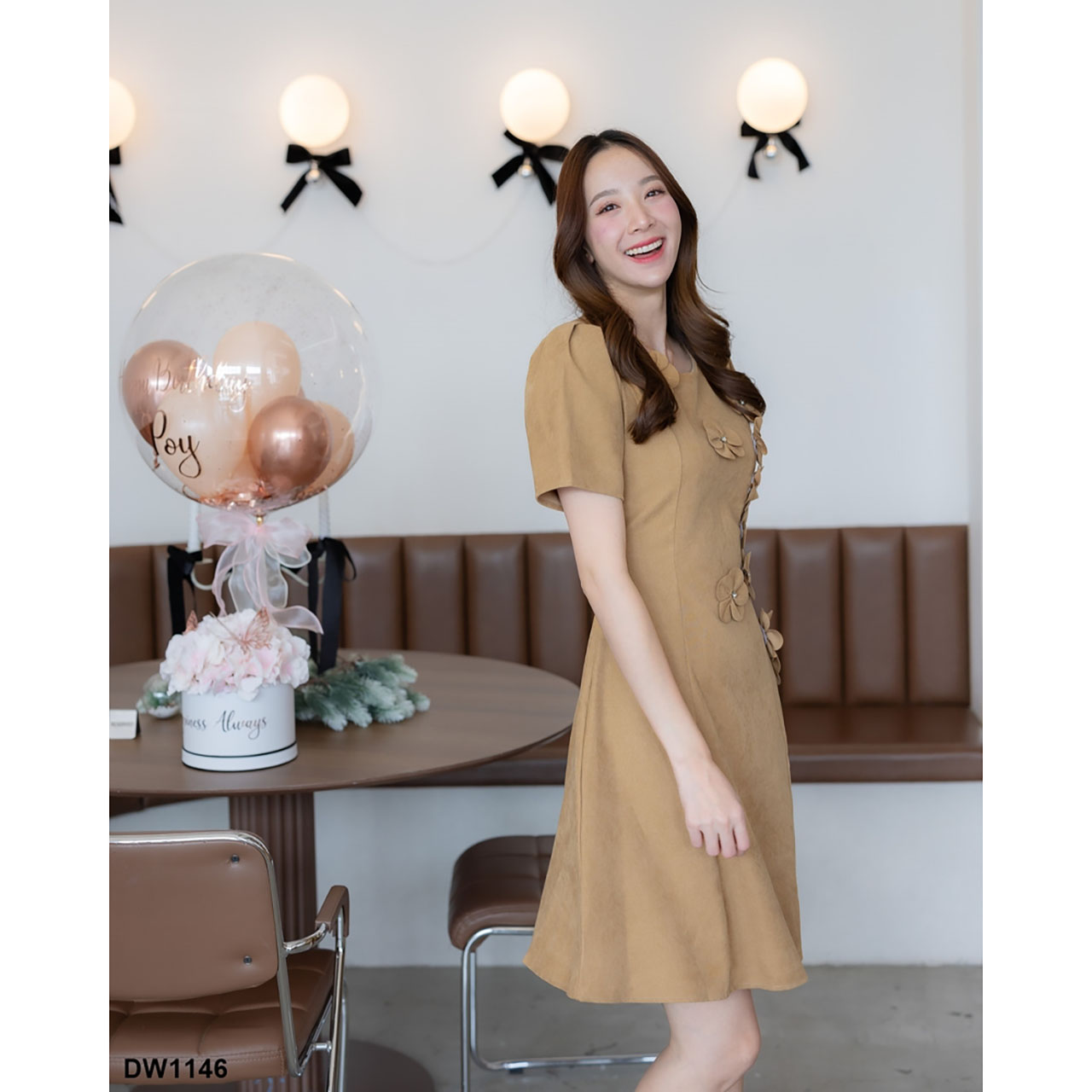 kudapy เดรสสั้นสีน้ำตาล/สีแดง เดรสลูกฟูกติดดอกลอย