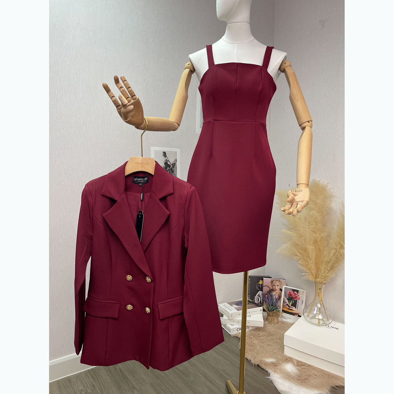 kudapy Setsuit 2 ชิ้น เสื้อสูทออกแบบให้เป็นทรงใหญ่กว่าเดรส+เดรสคอเหลี่ยม ซิปหลัง มีซับในทั้งตัว ใส่สบาย แต่ยังมีความสุภาพ มีฟองน้ำเสริมไหล่บ