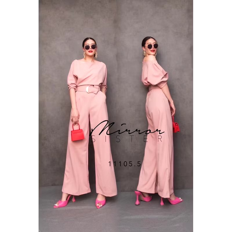 kudapy จัมพ์สูทขายาว ช่วงบนเป็นเสื้อไหล่ตกหรือปาดไหล่ ช่วงกางเกงทรงกระบอกใหญ่ มาพร้อมเข็มขัด