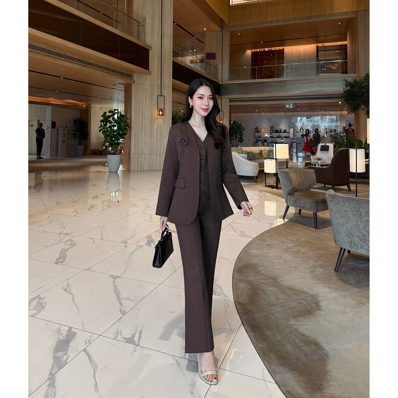 kudapy เซ็ท 4 ชิ้น เสื้อสูท+เสื้อ vestด้านใน +กางเกง+เข็มกลัดดอกไม้ ใช้ผ้าเดียวกันทั้งเซ็ท ตัวเสื้อสูทมีซับในอย่างดี กระเป๋าจริง