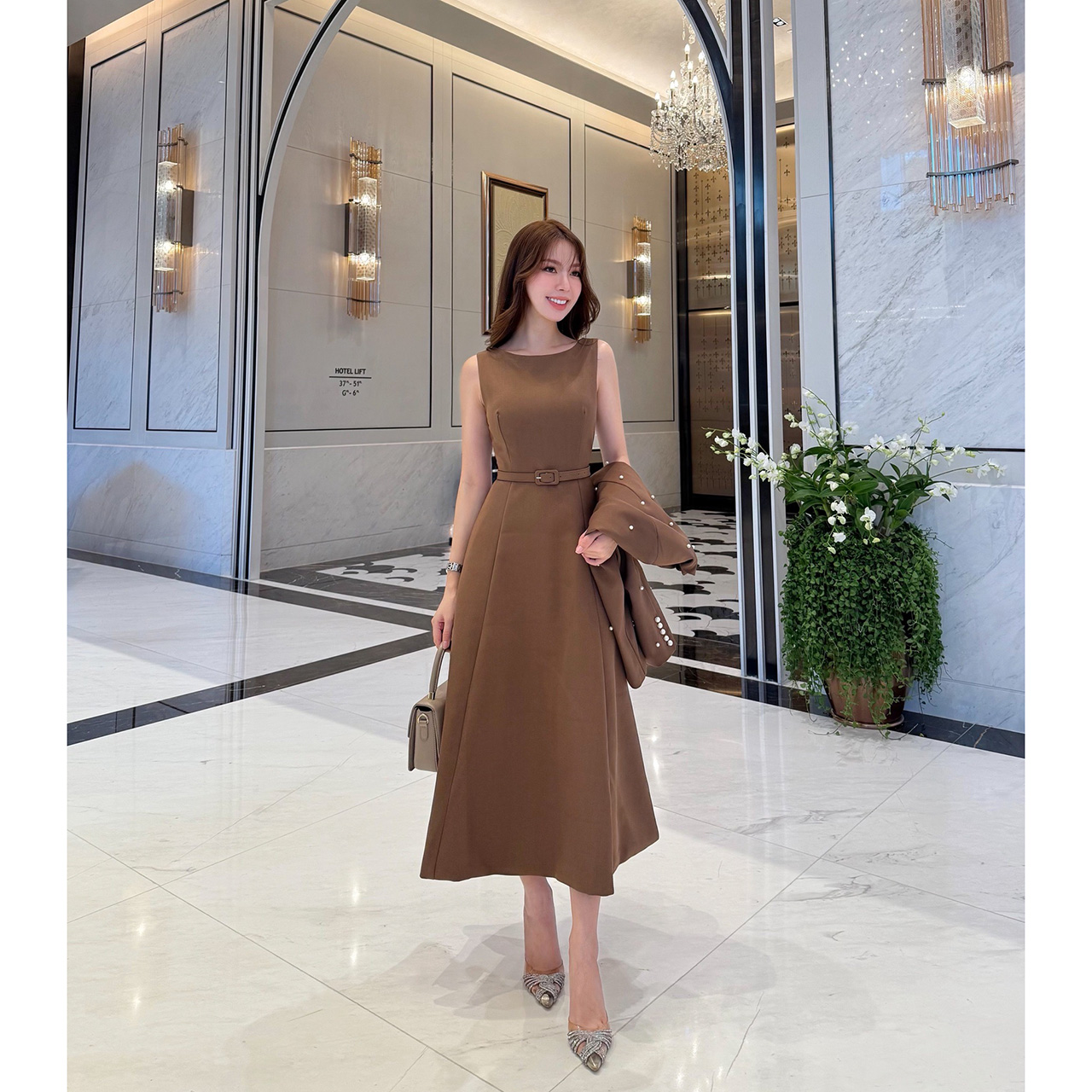 kudapy เซ็ท 3 ชิ้น เดรสออกมาให้เข้ารูปเอวสูง มีฟองน้ำในตัว ซิปด้านหลัง เสื้อครอปสวยหรูด้วยการตกแต่งไข่มุก มีตะขอติดเสื้อให้ ครอปมีรองบ่าบางๆ