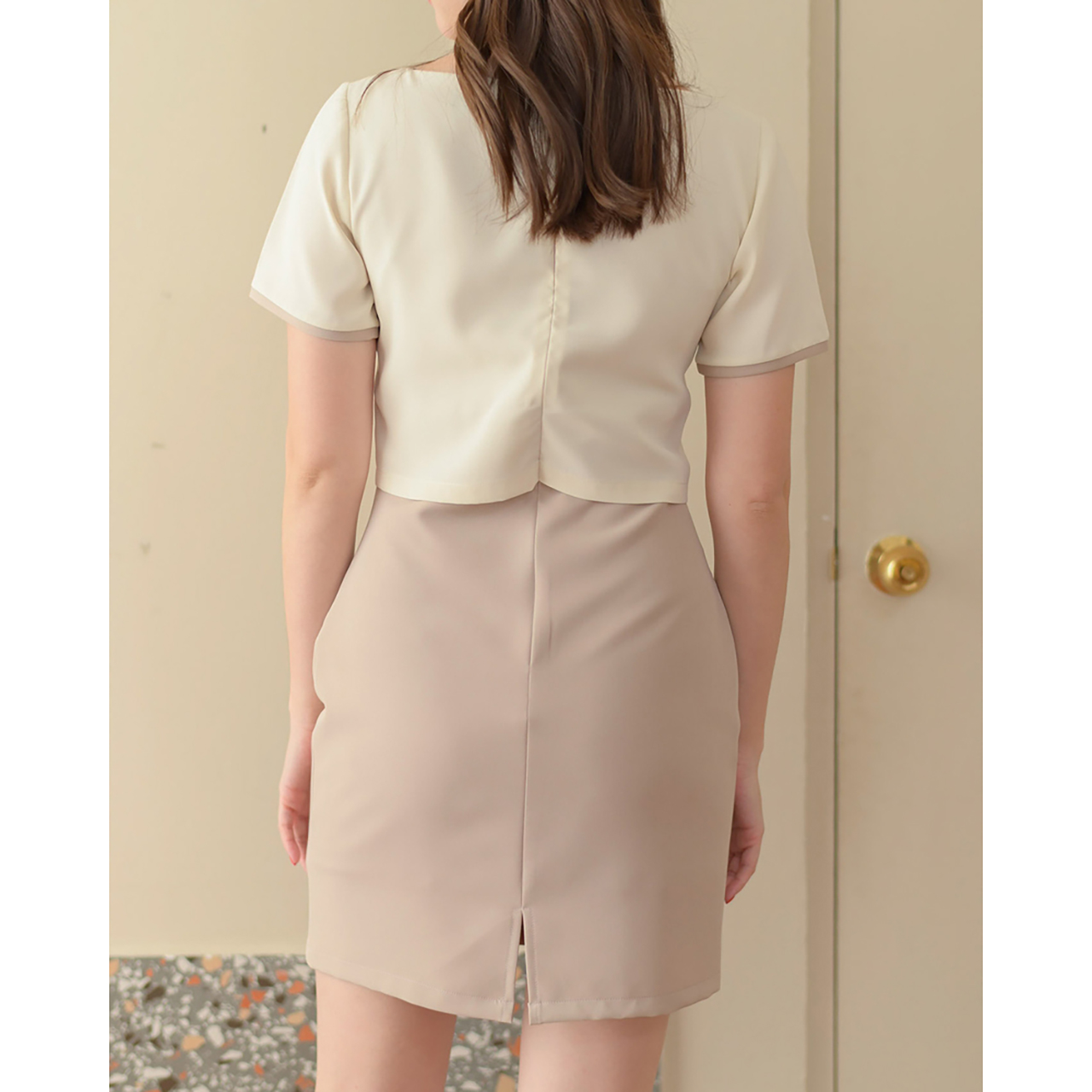 kudapy เดรสสั้นสีน้ำตาลแดง/สีเทาเข้ม/สีดำ/สีครีมเข้ม/สีเบจ ทูโทน ทรงคอปาด ช่วงกระโปรงทรงสอบ ผ่าชายด้านหลังให้เดินสะดวก