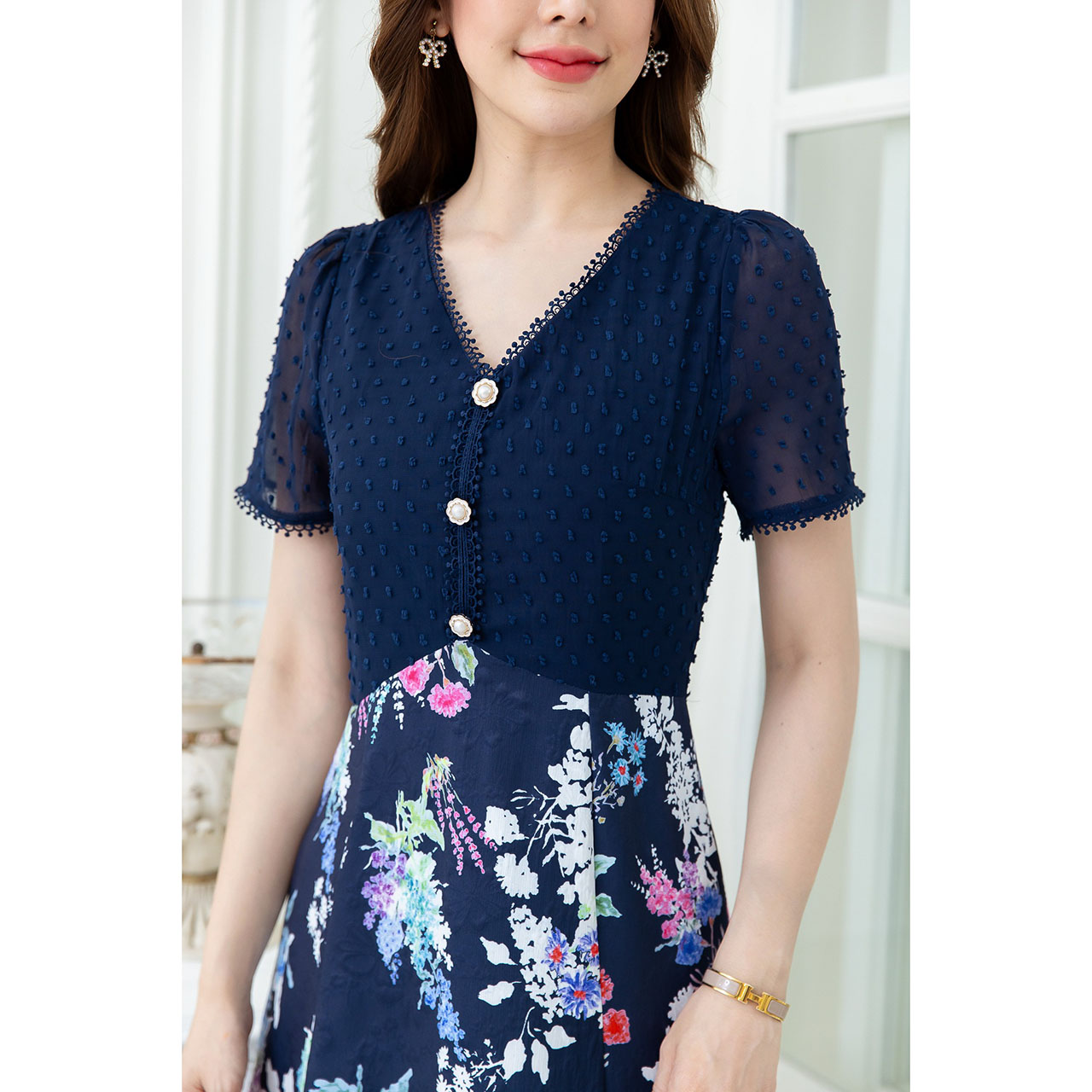 kudapy เดรสสั้นสีฟ้า/สีกรม ผ้าชีฟองเทคเจอร์ตัดต่อกระโปรงลายดอก สวยหวานลงตัว มีดีเทลแต่งกระดุมช่วงอก แต่งลูกไม้รอบคอ