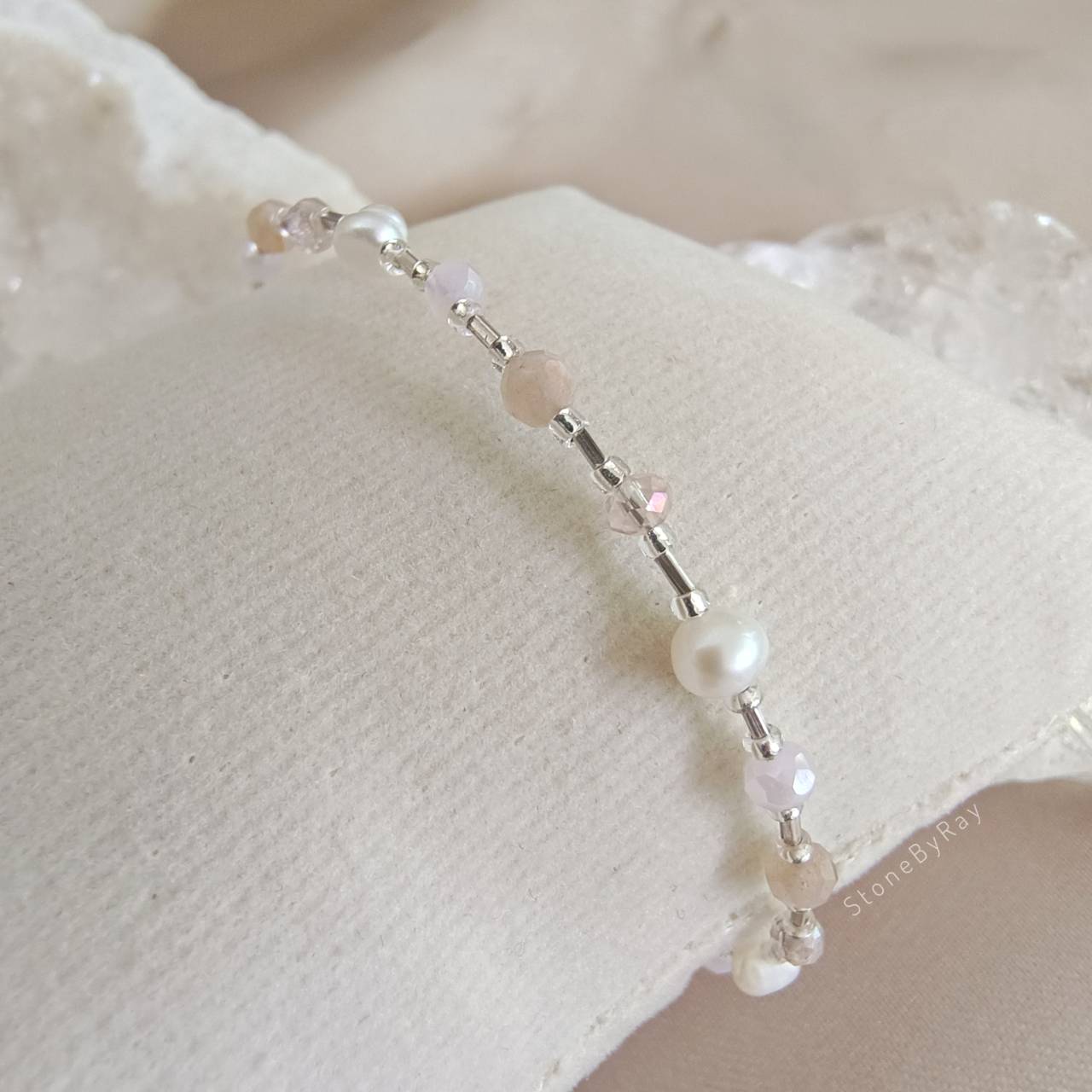 สร้อยข้อมือเงินไข่มุกกับพีชมูนสโตน Pearl+Peach Moonstone