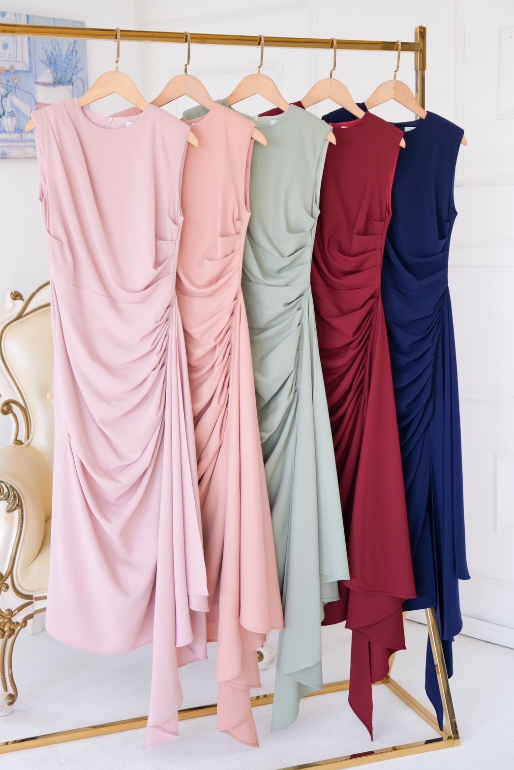 kudapy เดรสยาว ออกงานสุดพริ้ว แขนกุด ซิปหลังยาว บ่าเสริมฟองน้ำ กระโปรงสอบจับจีบเดรป ทิ้งชาย ผ่าด้านข้าง