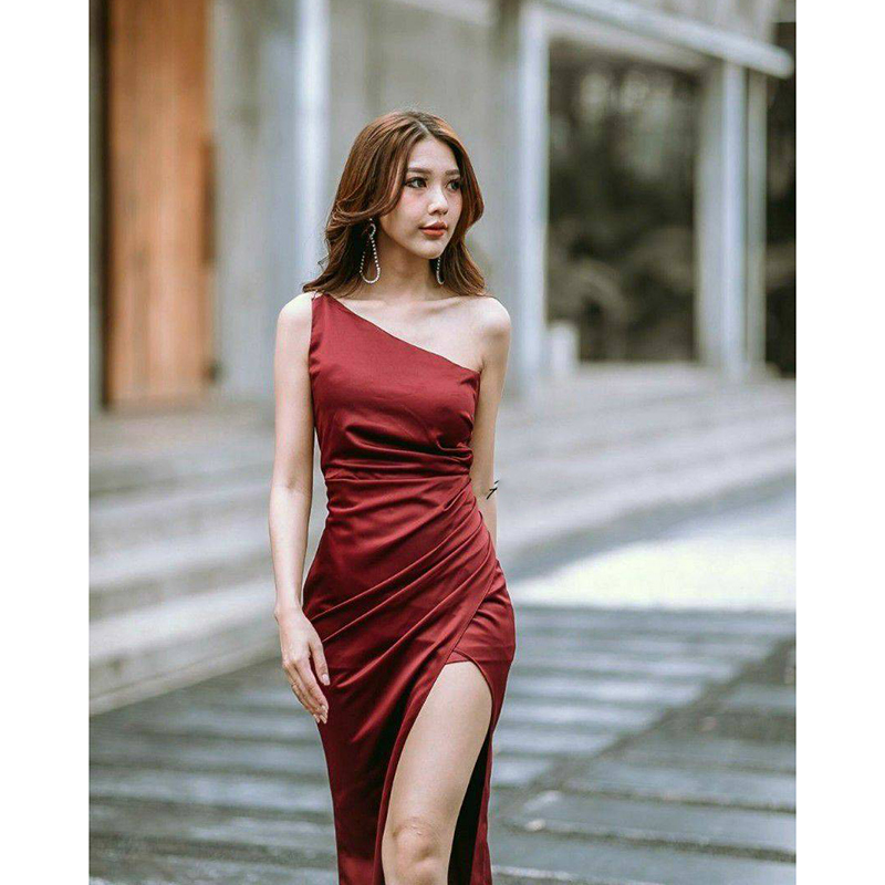 kudapy เดรสยาวสีแดง/สีกรม/สีชาไทย ไหล่เดียว แต่งเพชรสายคู่คาดหลัง ชุดราตรีออกงาน