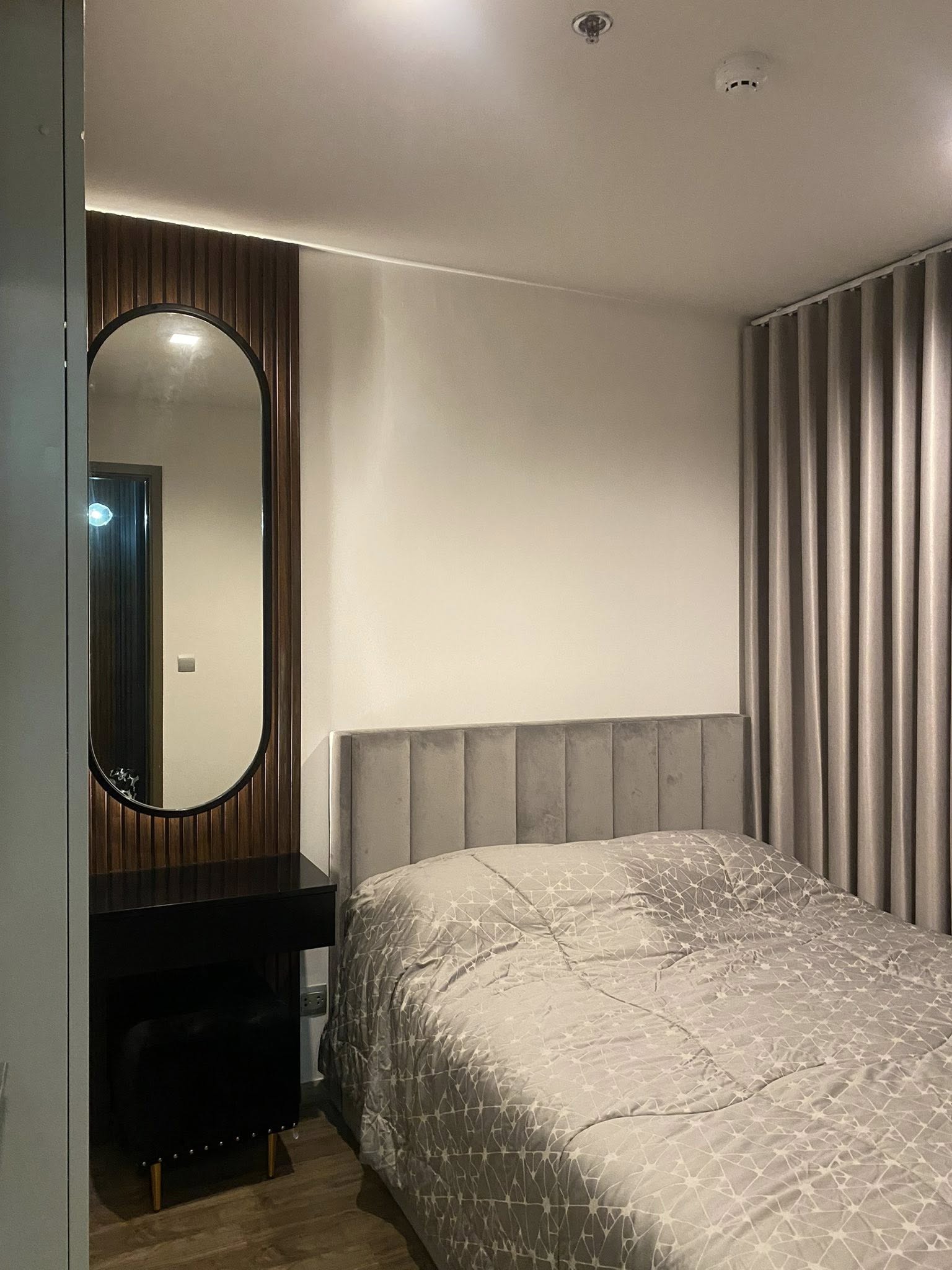 ให้เช่าคอนโด Life Ladprao Valley (ไลฟ์ ลาดพร้าว แวลลีย์) โซนพื้นที่ BTS ห้าแยกลาดพร้าว ห้องแบบ 1ห้องนอน / 1ห้องน้ำ / โซนครัวปิด · ขนาดห้อง 35 ตรม. ชั้น 21