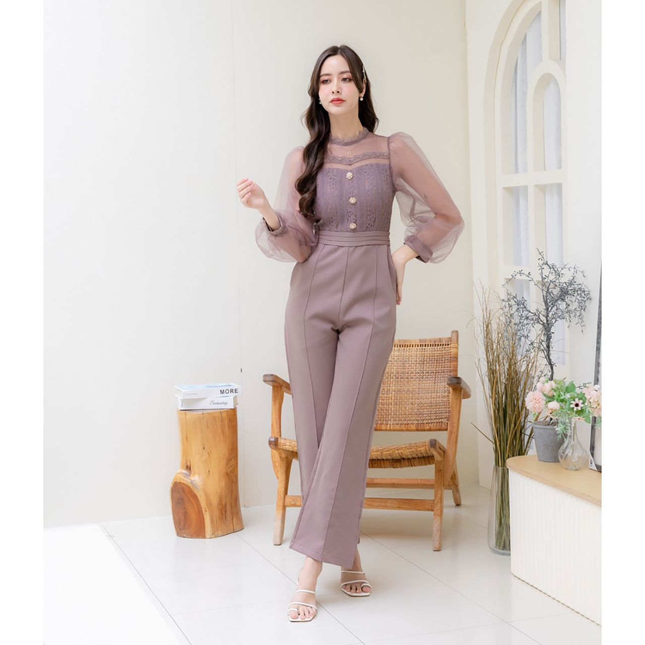 kudapy จั้มสูทกางเกงขายาว แต่งผ้าชีฟอง คอกลมทรงสูง ใส่ไปทำงานได้ลุคคุณหญิงคุณใจ