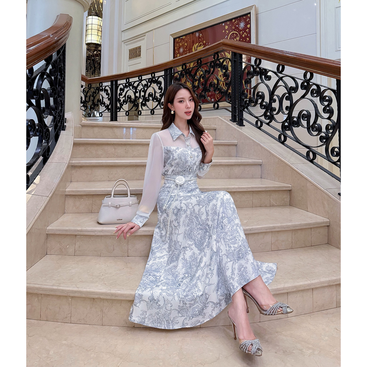 kudapy เซ็ทเสื้อมาพร้อมกระโปรงยาว ลายพิมพ์โทนสีฟ้า-ขาว สไตล์วินเทจ แขนเสื้อผ้าเชียร์บาง แขนยาว ปลายแขนตัดด้วยดีเทลลายเดียวกับกระโปรง