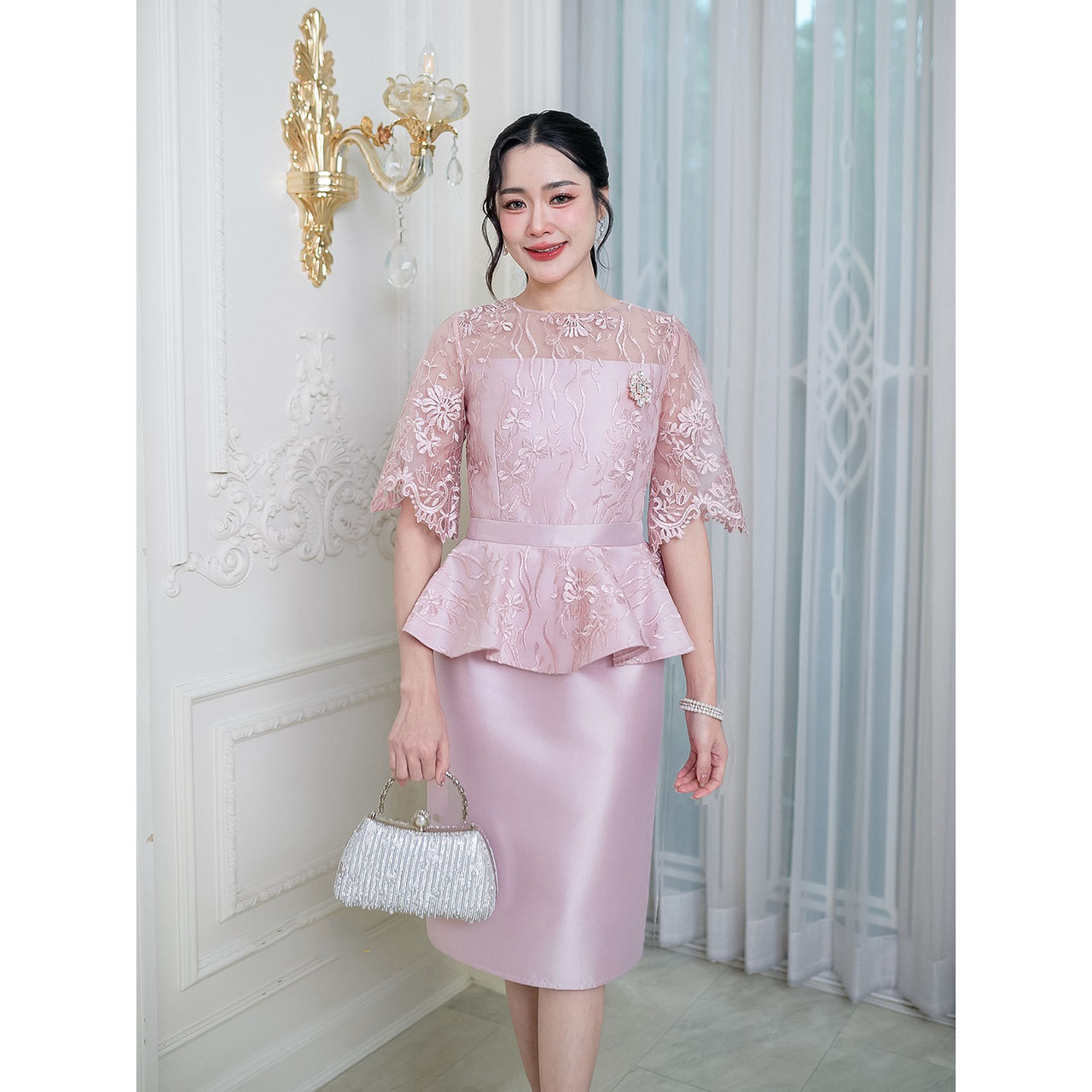kudapy เดรสผ้าไหมเอวระบาย งานผ้าไหมแต่งลูกไม้ปักลาย คอกลม แขนคลุมศอก เอวต่อทรงระบายเป็นงานผ้าไหมและลูกไม้เย็บคลุม
