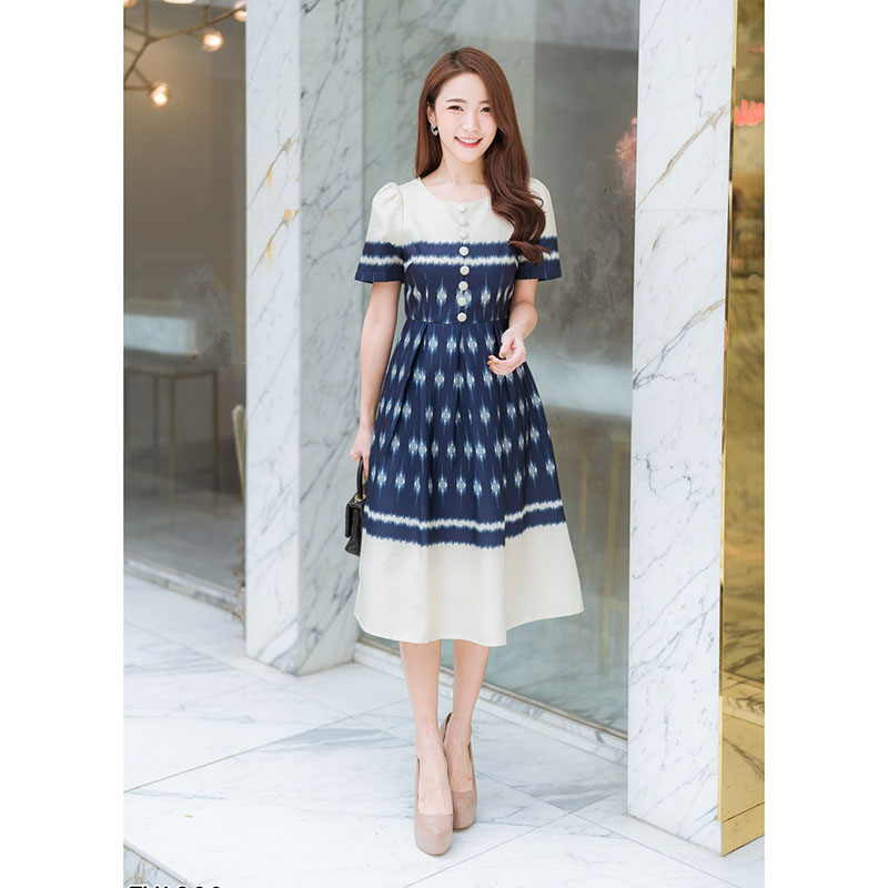 kudapy เดรสสั้นผ้าไทยแขนสั้นสีชมพู/สีกรม แต่งกระดุมหน้าแขนตุ๊กตา พิมพ์ลายดอกจิก ซิบหลัง