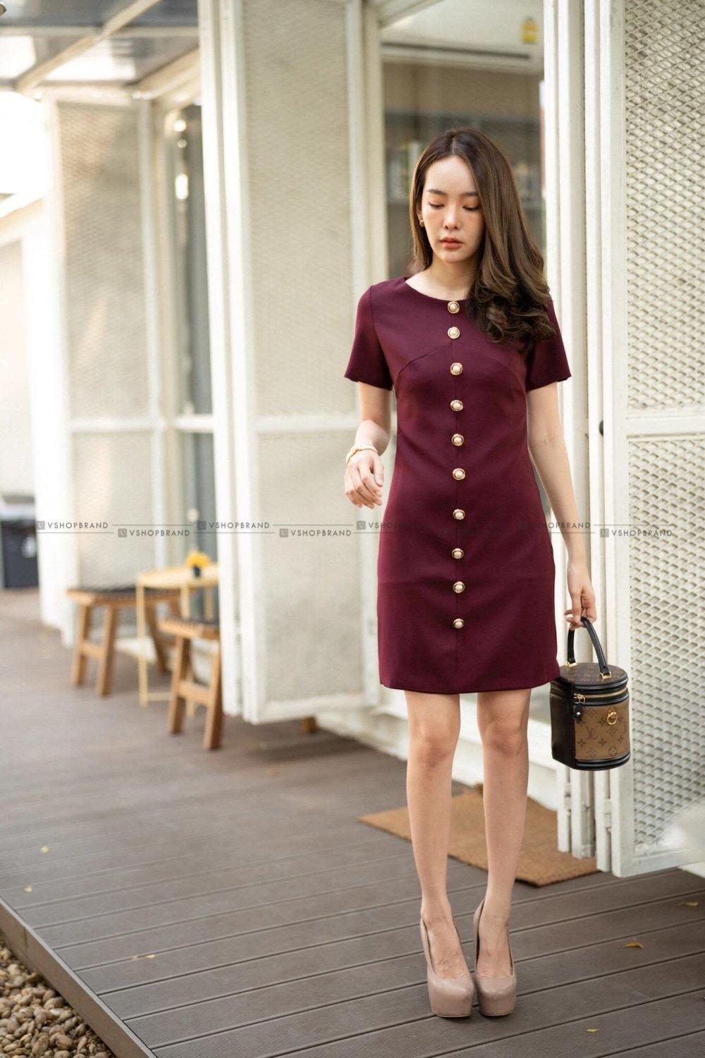 kudapy เดรสสั้นคอกลม สีแดง/สีกรมท่า แต่งกระดุมหลอกเม็ดใหญ่ด้านหน้า ซิบหลังอย่างดี ทรงเก๋มากๆ